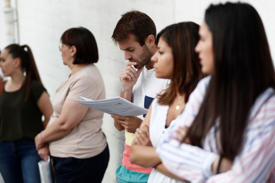 Varios profesores esperan a las puertas del IES Juan Bautista de Madrid.