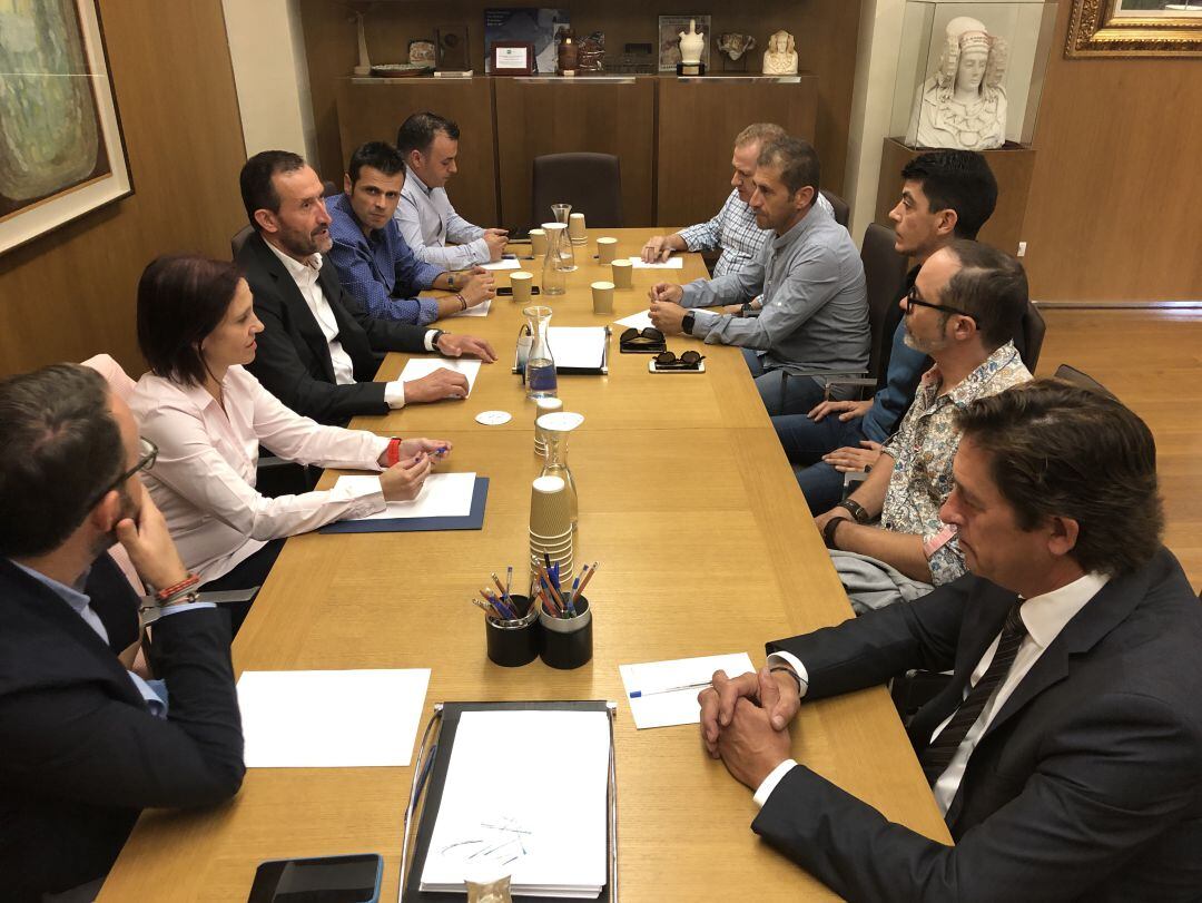 Reunión entre parte del equipo de gobbierno del ayuntamiento de Elche y una representación de los placeros