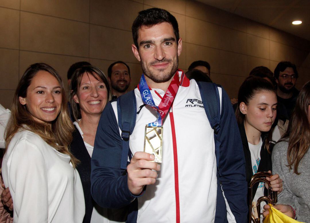 Jorge Ureña, recibido al grito de &quot;campeones&quot; en Alicante