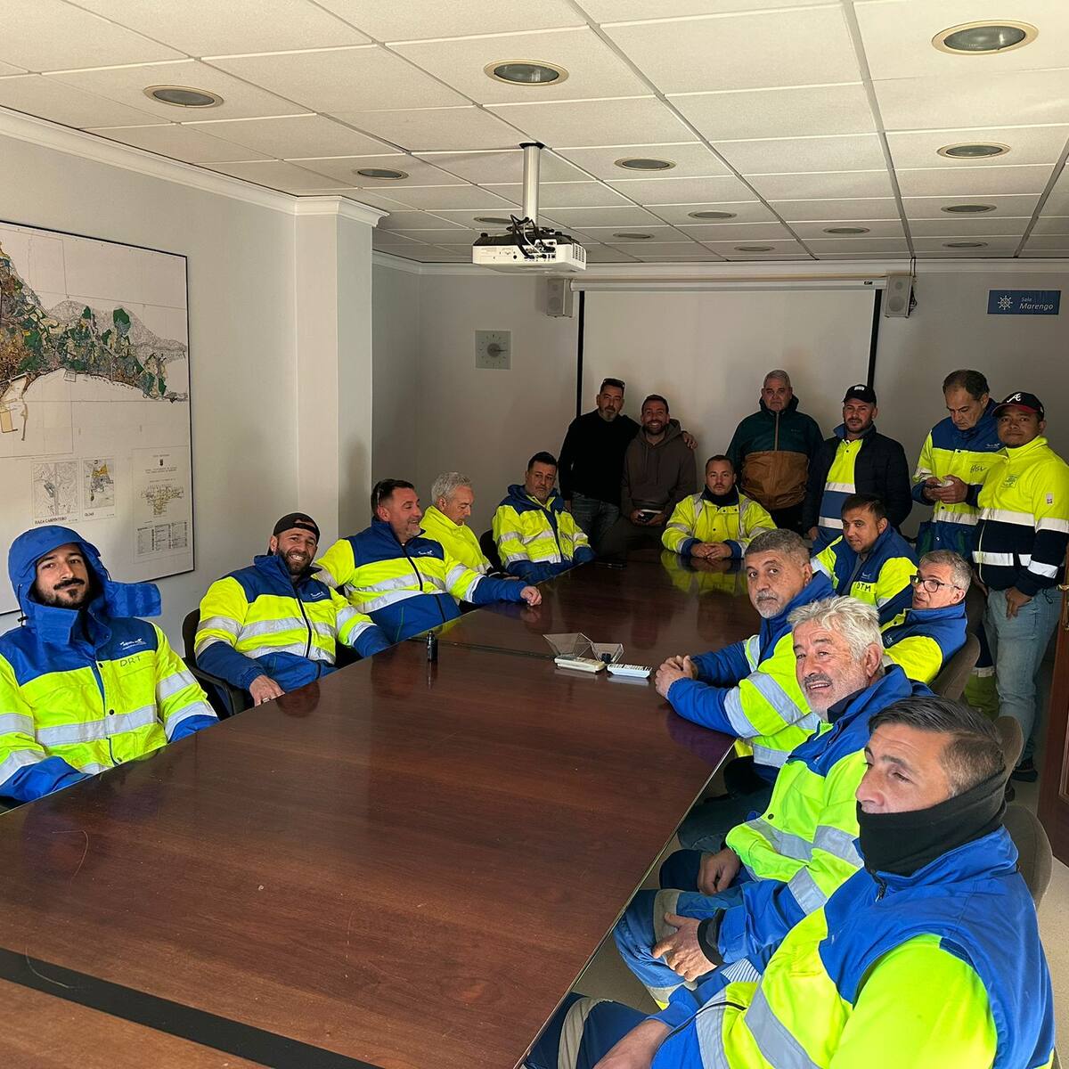 Encierro de la plantilla de la red de saneamiento de Málaga en EMASA