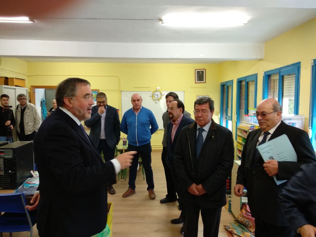 Autoridades de las distintas administraciones que han colaborado en las obras de la escuela de Castrillo de la Vega han estado presentes en la inauguración