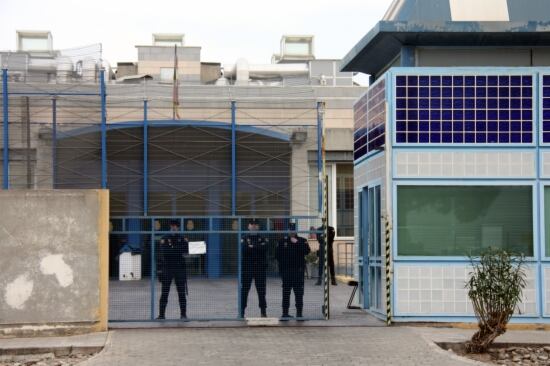 Vista exterior del CIE de la Zona Franca de Barcelona (POL SOLÀ/ACN)