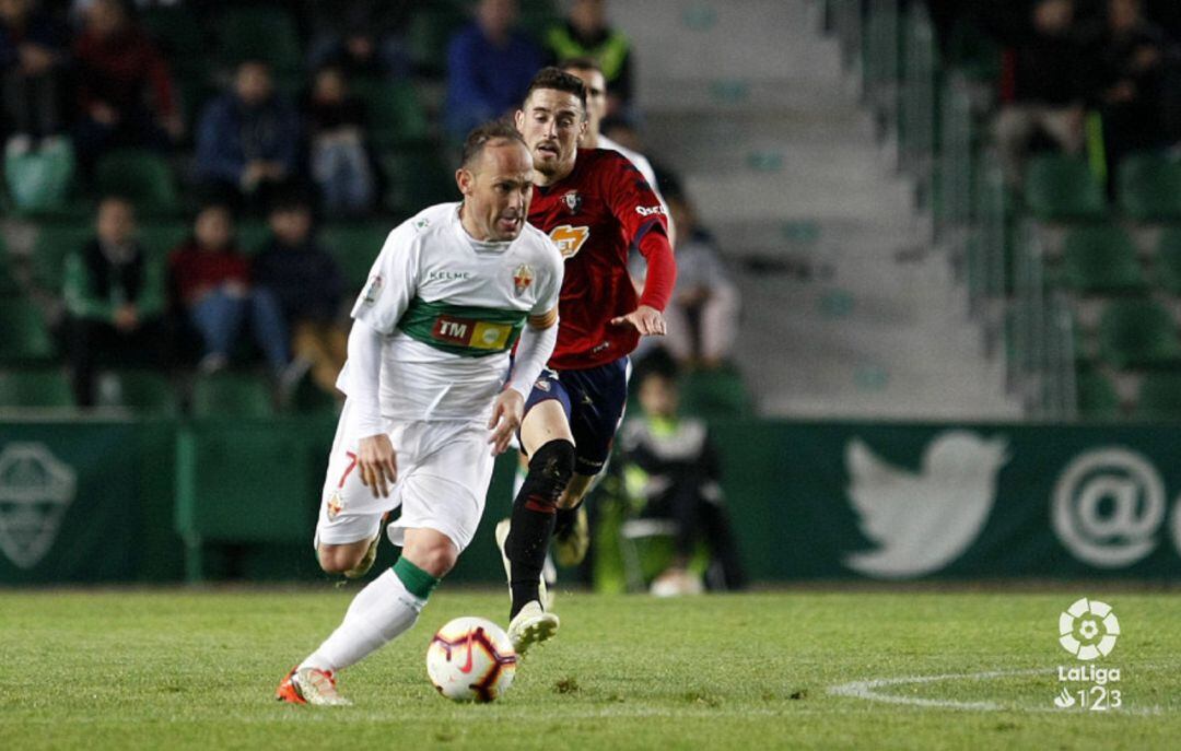 El capitán del Elche, Nino, se va de un jugador de Osasuna