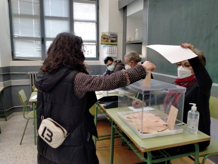 Una mujer vota en un colegio electoral de Zamora