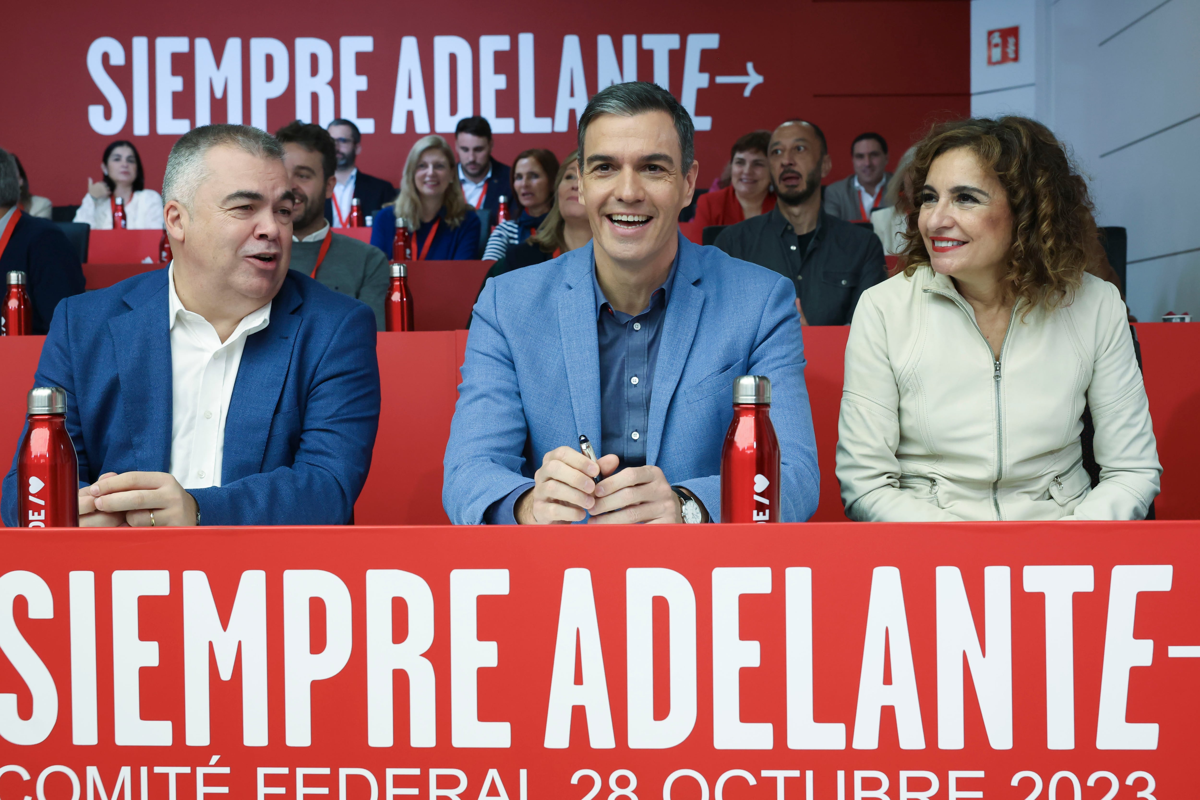 El presidente del Gobierno en funciones y líder socialista Pedro Sánchez junto a la vicesecretaria general María Jesús Montero y el secretario de Organización, Santos Cerdán durante la reunión de Comité Federal del PSOE, este sábado en la sede de Ferraz, en Madrid.