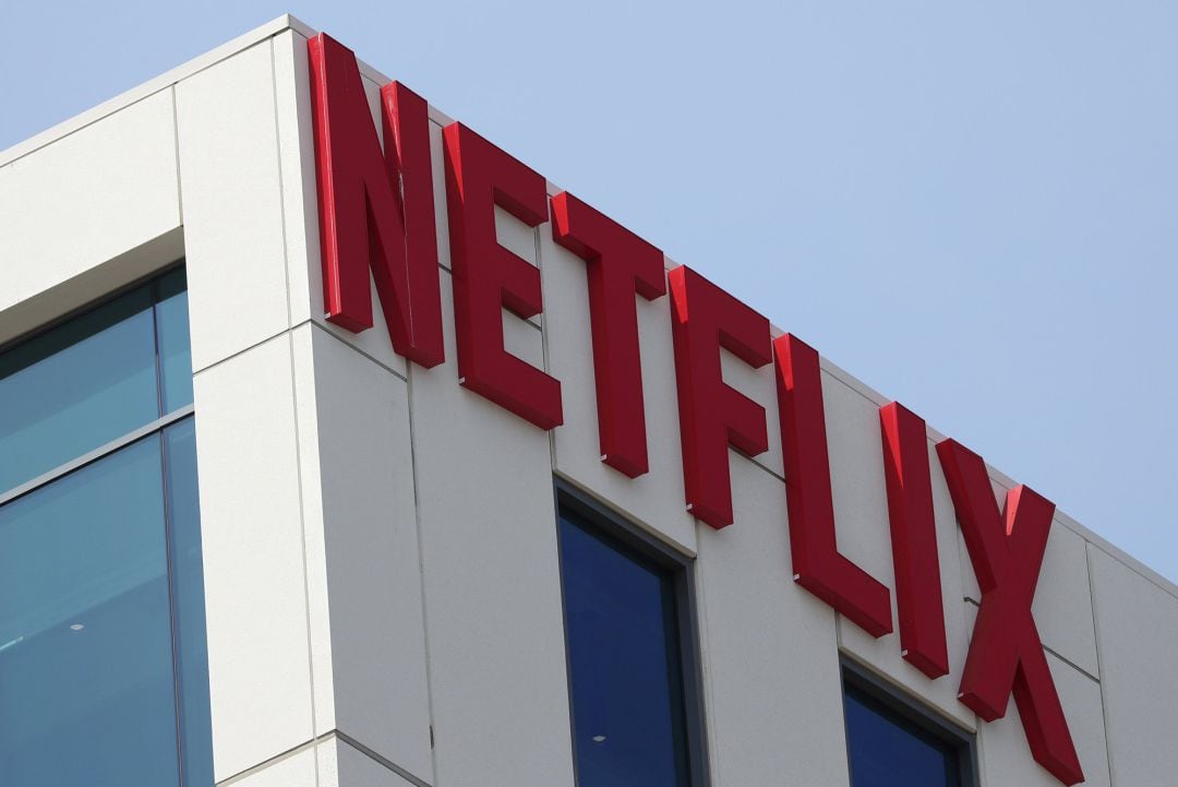 El logo de Netflix en la fachada de sus oficinas en Los Angeles