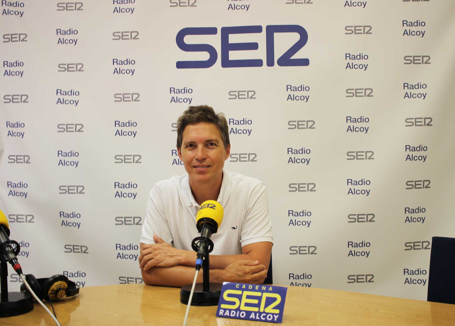 Iñaki Berenguer, en el estudio central de Radio Alcoy