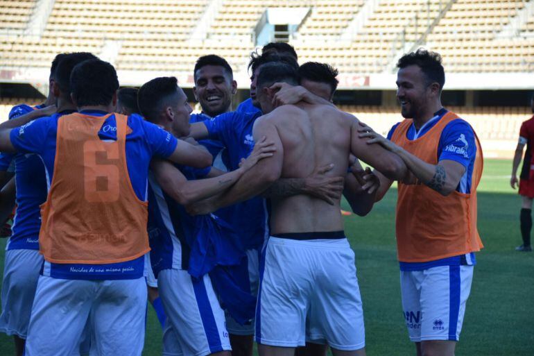 Jugadores del Xerez DFC celebrando el ascenso a Tercera en Chapín