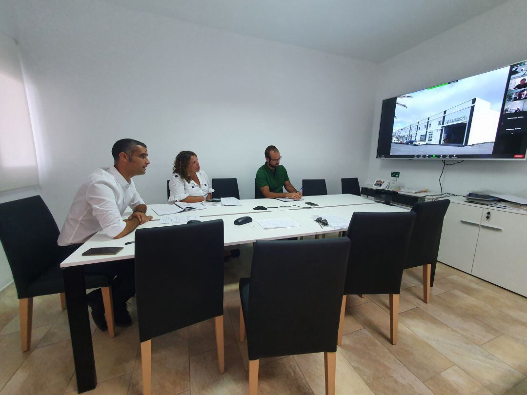 Alexios Tejera, alcalde de San Bartolomé, Marlene Romero, concejal de Urbanismo y Pabo Cozar.