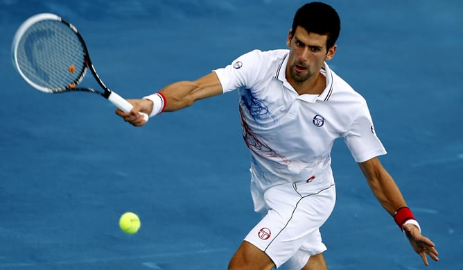 El tenista serbio Novak Djokovic golpea la bola en su partido ante su compatriota Janko Tipsarevic, el 11 de mayo de 2012, en el duelo correspondiente a los cuartos de final del torneo de tenis de Madrid que se disputa en las instalaciones de la Caja Mági