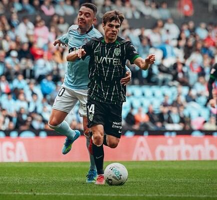 Aleix Febas pugna con Iago Aspas en un lance del Celta-Elche CF