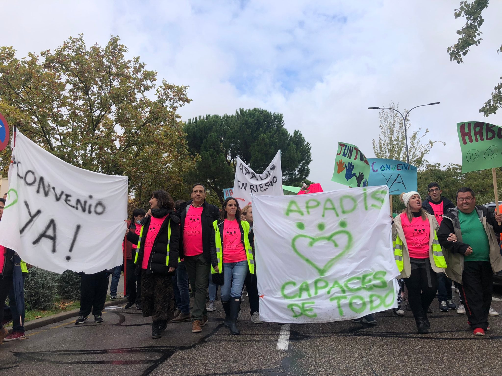 Una multitudinaria manifestación de APADIS reclama al gobierno de Sanse un convenio que regularice su situación