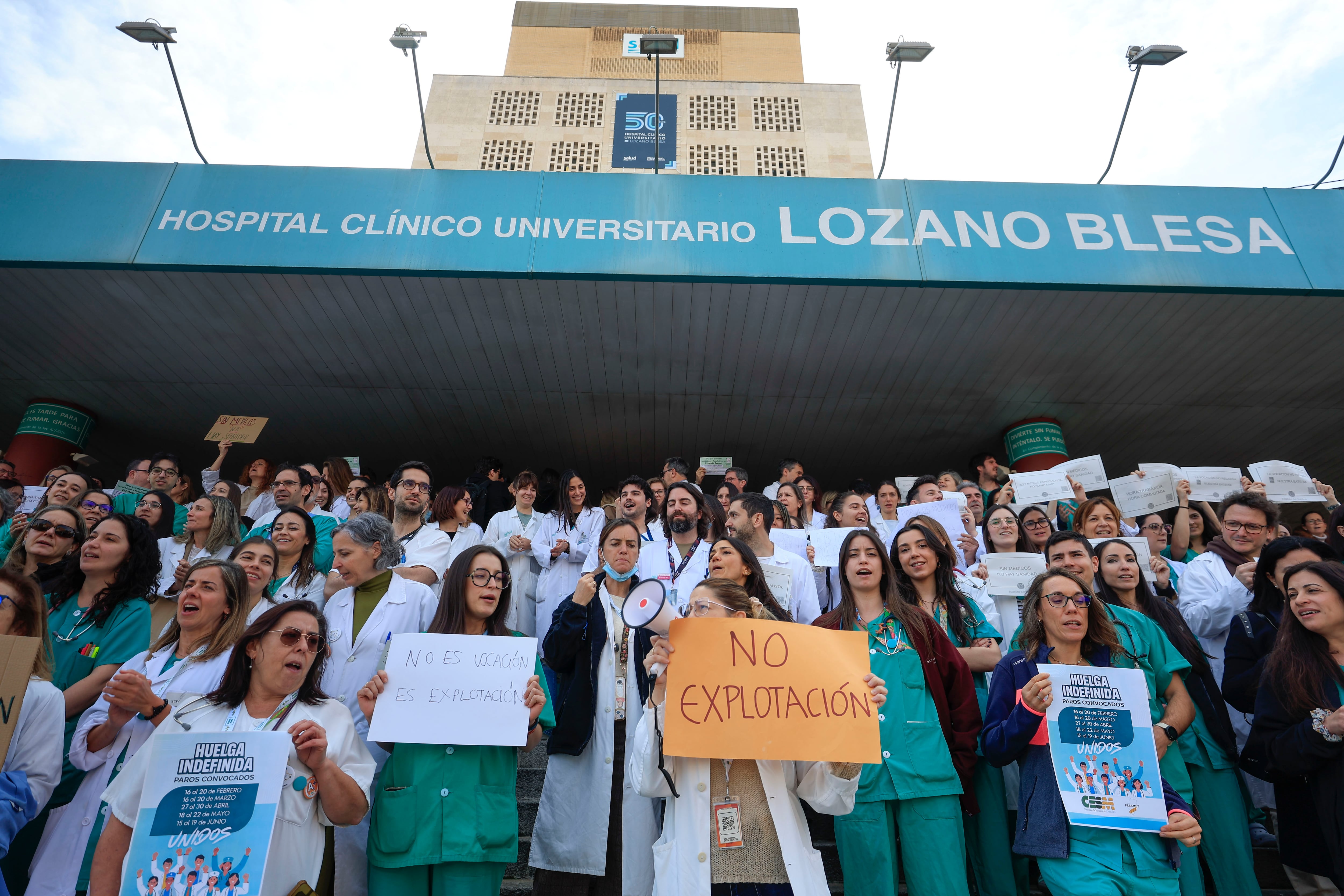 ZARAGOZA, 16/02/2026.- Médicos protestan a las puertas del Hospital Lozano Blesa en Zaragoza, este lunes. Los médicos y facultativos comienzan cinco días de huelga para reclamar al Ministerio de Sanidad un Estatuto Marco propio y al Gobierno de Aragón la equiparación de sus condiciones laborales con las del resto de comunidades. EFE/ Javier Cebollada