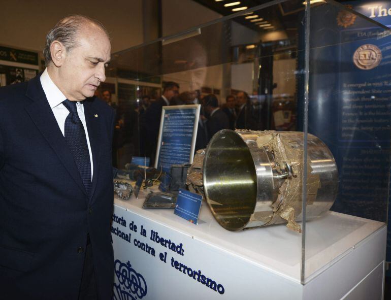 STR05 ESTRASBURGO (FRANCIA), 11/03/2015.- El ministro del Interior, Jorge Fernández Díaz posa junto a varios materiales utilizados para realizar bombas durante la inaguración de una una exposición sobre la lucha de la Guardia Civil y la Policía Nacional p