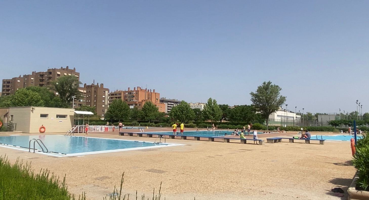 Primer día de piscina en el Centro Municipal del Actur en Zaragoza