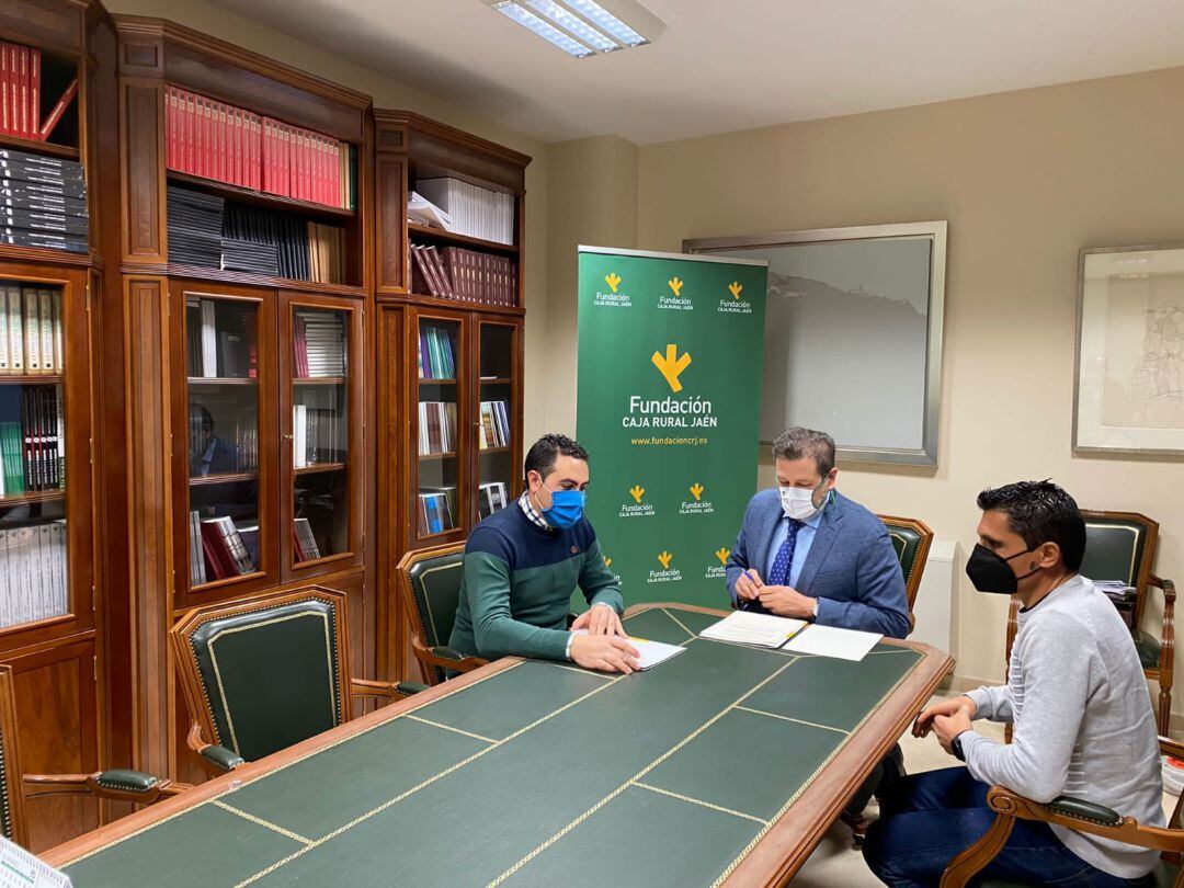 Momento de la firma del convenio entre representantes del Club de Tenis Jódar y de la Fundación Caja Rural