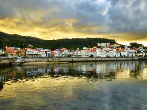 O paseo marítimo corcubionés presenta deficiencias debidas á erosión e o deterioro dos materiais
