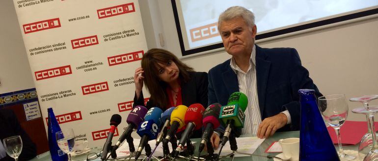 José Luis Gil y Lola Santillana durante el desayuno informativo que CC.OO. ha ofrecido este martes. 