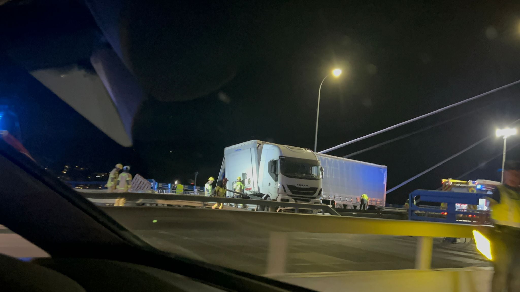 Camión sobre la medianera del puente de Rande.