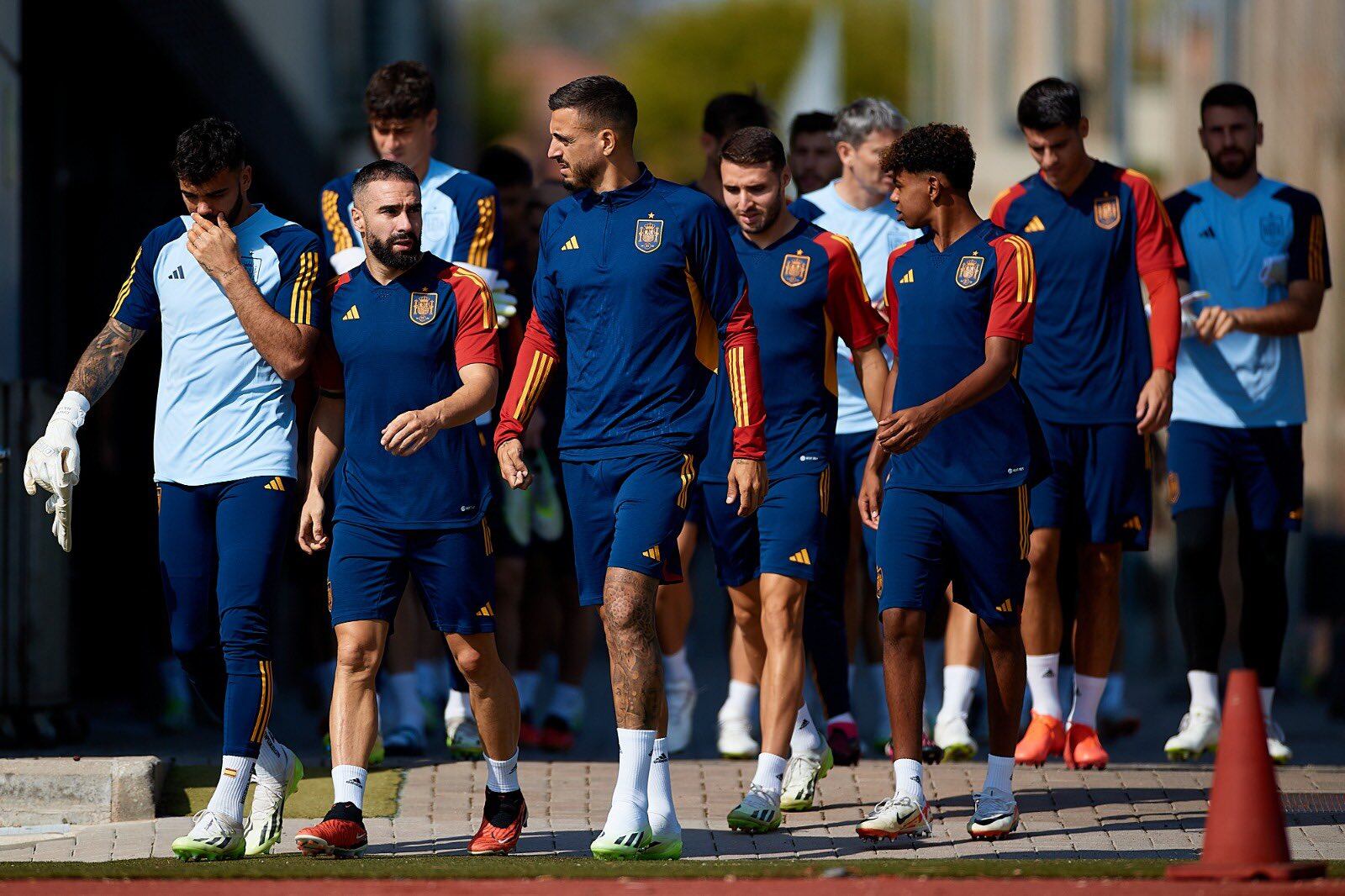 Los jugadores de la selección española de fútbol se ejercitan en el césped de Las Rozas