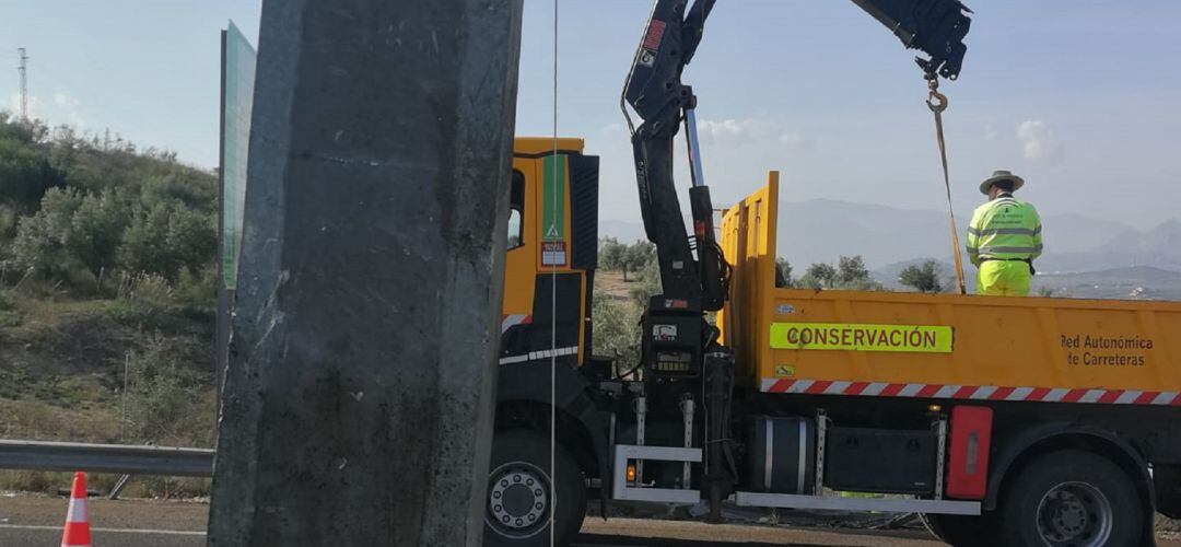 Intervención acometida para el arreglo de un pórtico que resultó dañado a raíz de un accidente de circulación.