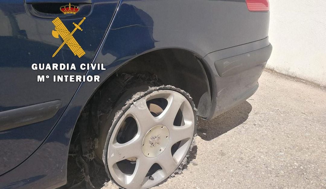 Estado en el que quedó una de las ruedas del coche en el que huyó el detenido.