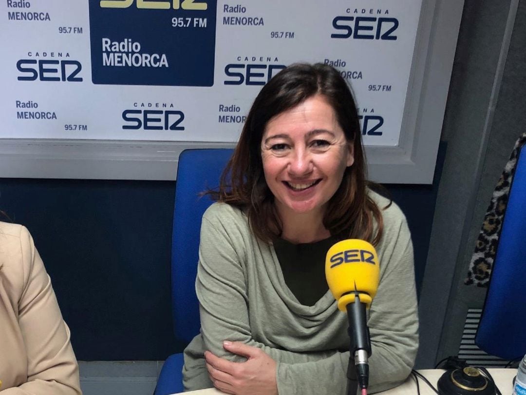 Francina Armengol en los estudios de Radio Menorca