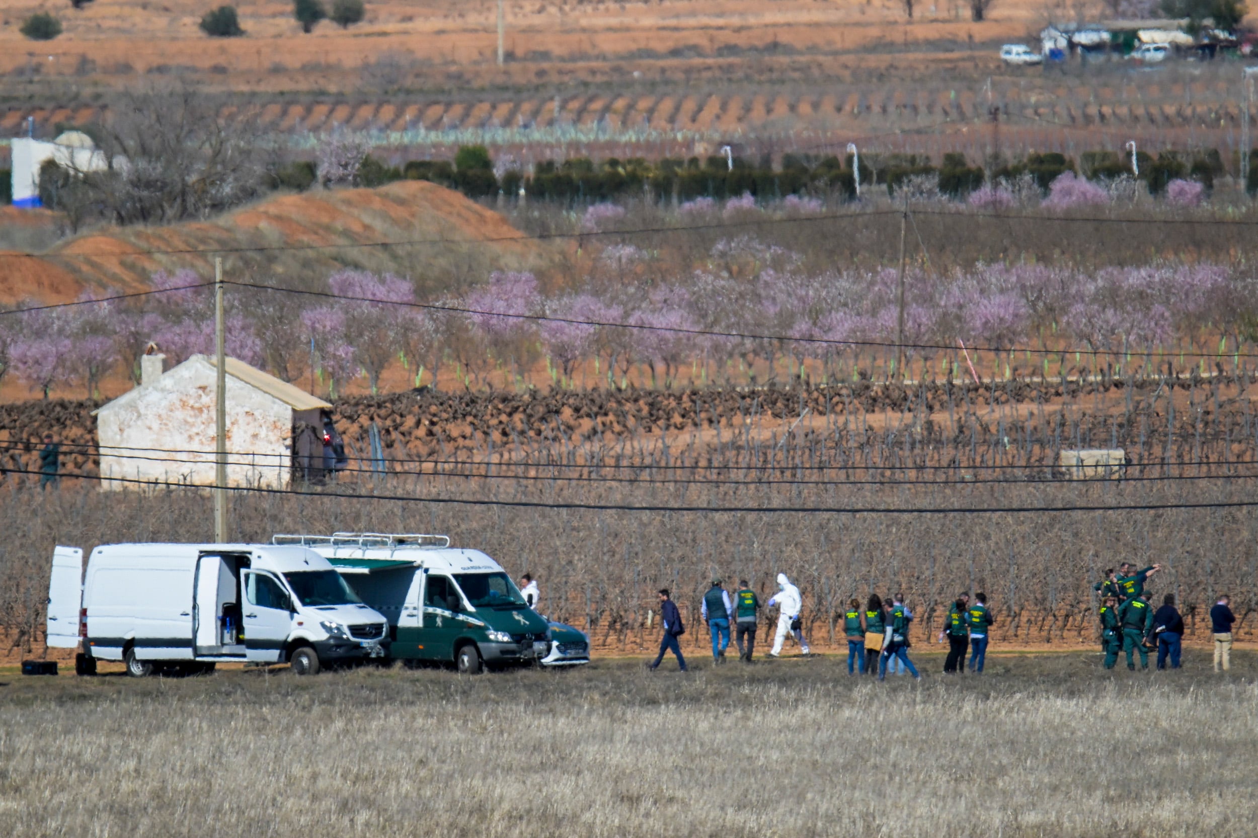 VALDEPEÑAS (Ciudad Real), 14/03/2023.- La Guardia Civil registra este martes una finca de Ciudad Real en el marco de la investigación de la desaparición de D. Juan Miguel Isla Fernández. La Guardia Civil está llevando a cabo actuaciones en la provincia de Ciudad Real tendentes al esclarecimiento de la desaparición de D. Juan Miguel Isla Fernández, quien se encuentra en paradero desconocido desde el pasado 22 de julio de 2022. En concreto, se está registrando una finca cercana a la localidad de Valdepeñas. La investigación, desarrollada por los agentes de la Unidad Central Operativa (UCO) y la Comandancia de Ciudad Real, es dirigida por el Juzgado de Instrucción Nº2 de Manzanares. EFE/Jesús Monroy
