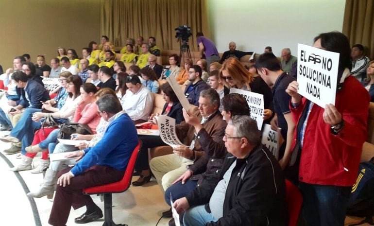 Vecinos de Albacete protestan durante un pleno en el Ayuntamiento