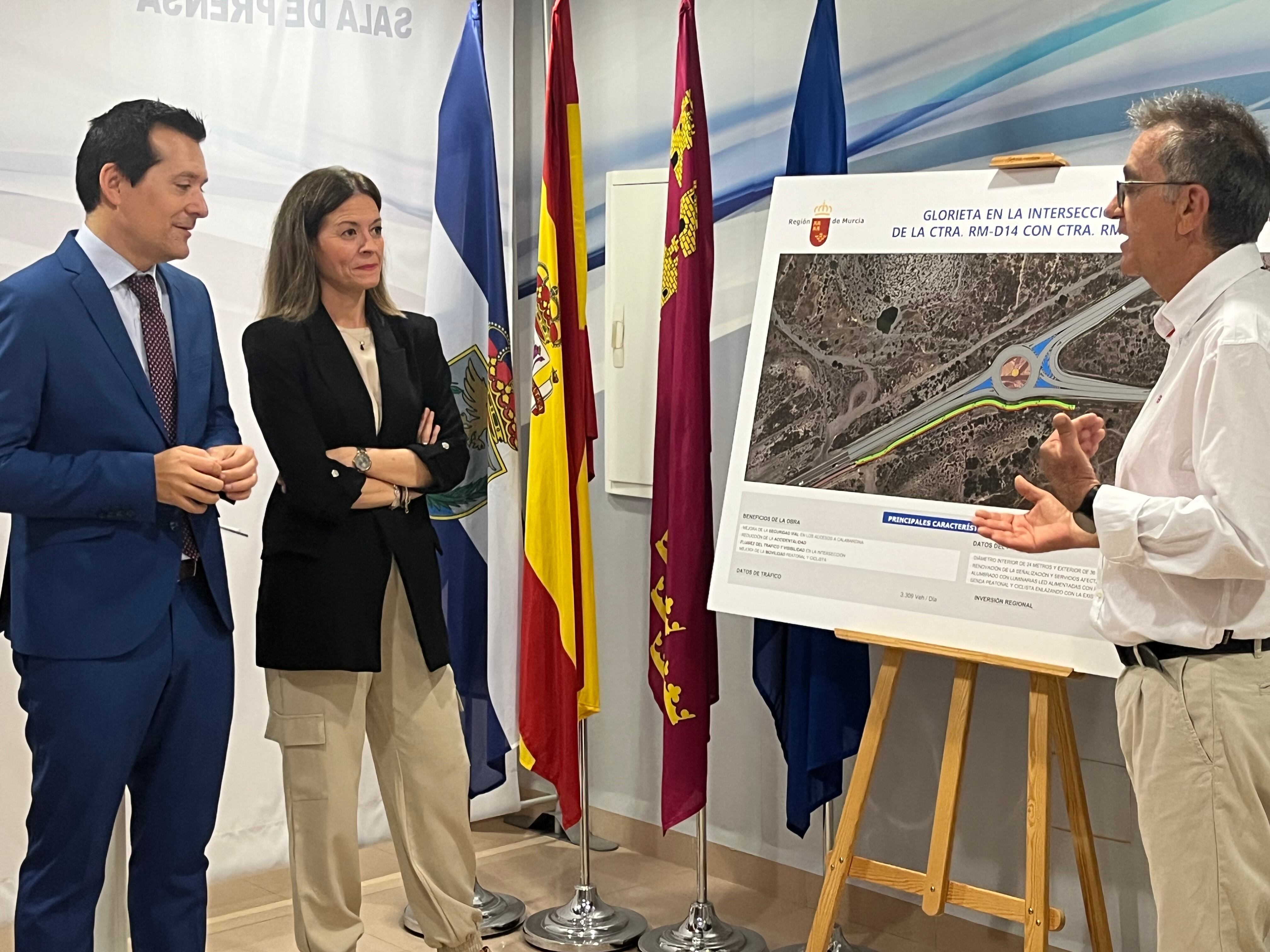 José Manuel Pancorbo, consejero de Fomento junto a la alcaldesa de Águilas, Mari Carmen Moreno y el arquitecto del proyecto