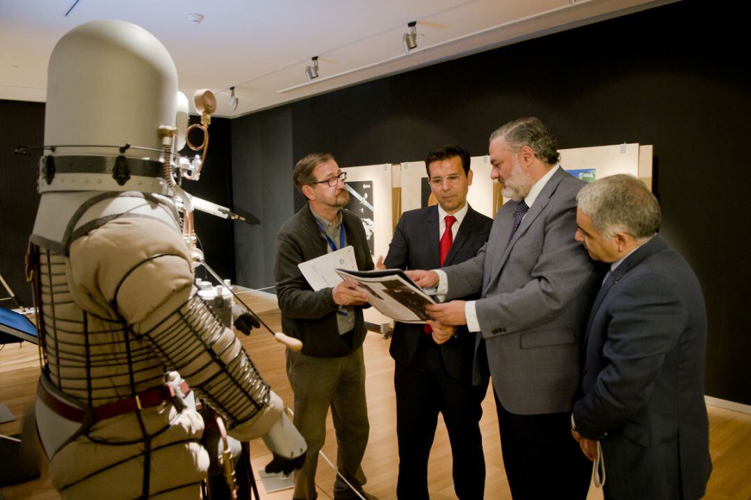 El director del Parque de las Ciencias, el alcalde de Granada, el delegado del Gobierno de la Junta en Granada y el delegado de Educación, ante el traje espacial del último hombre que pisó la Luna, este miércoles en el Parque de las Ciencias de Granada