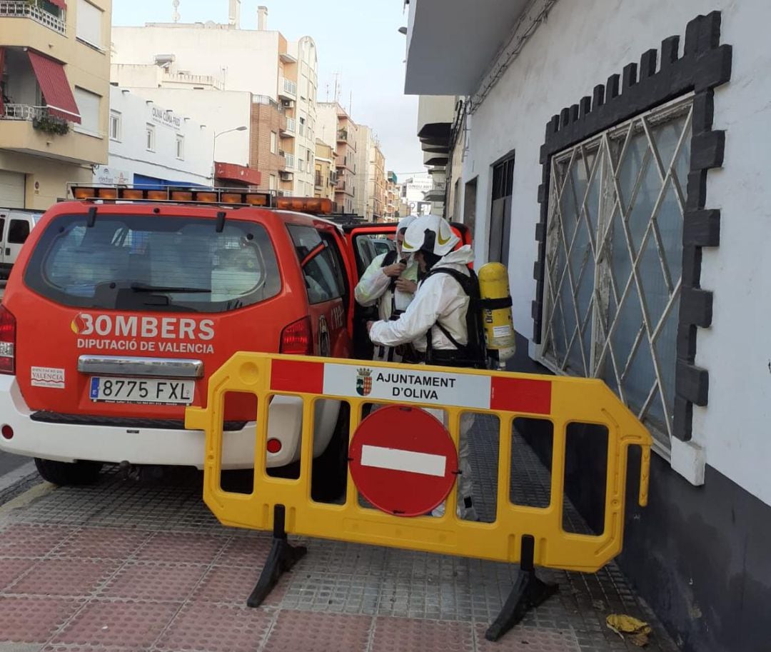 Las brigadas del Ayuntamiento de Oliva en el inmueble afectado. 