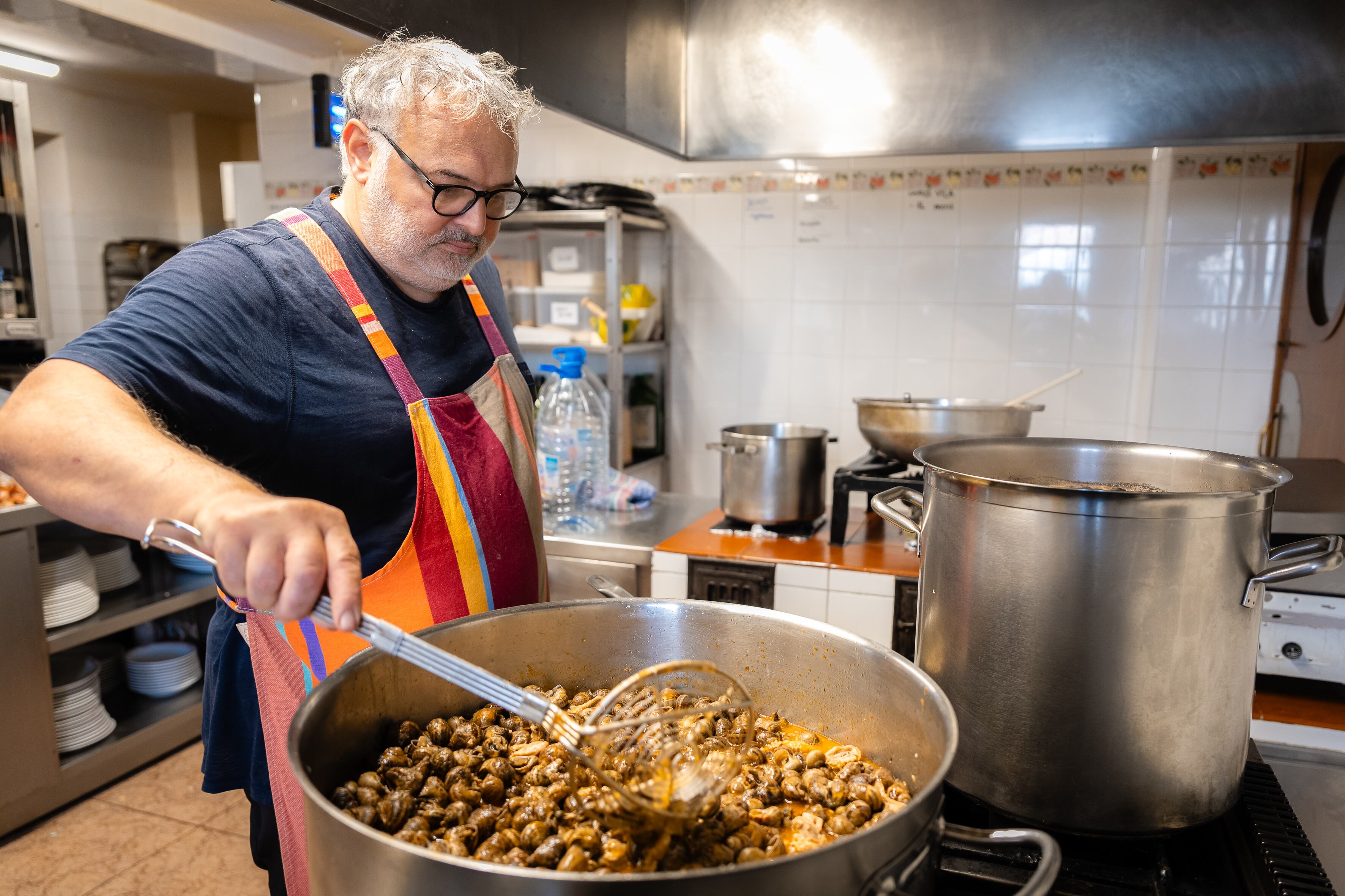 El chef Pere Arpa ofrece un menú de 20 euros con platos icónicos de la cocina catalana, como los caracoles.