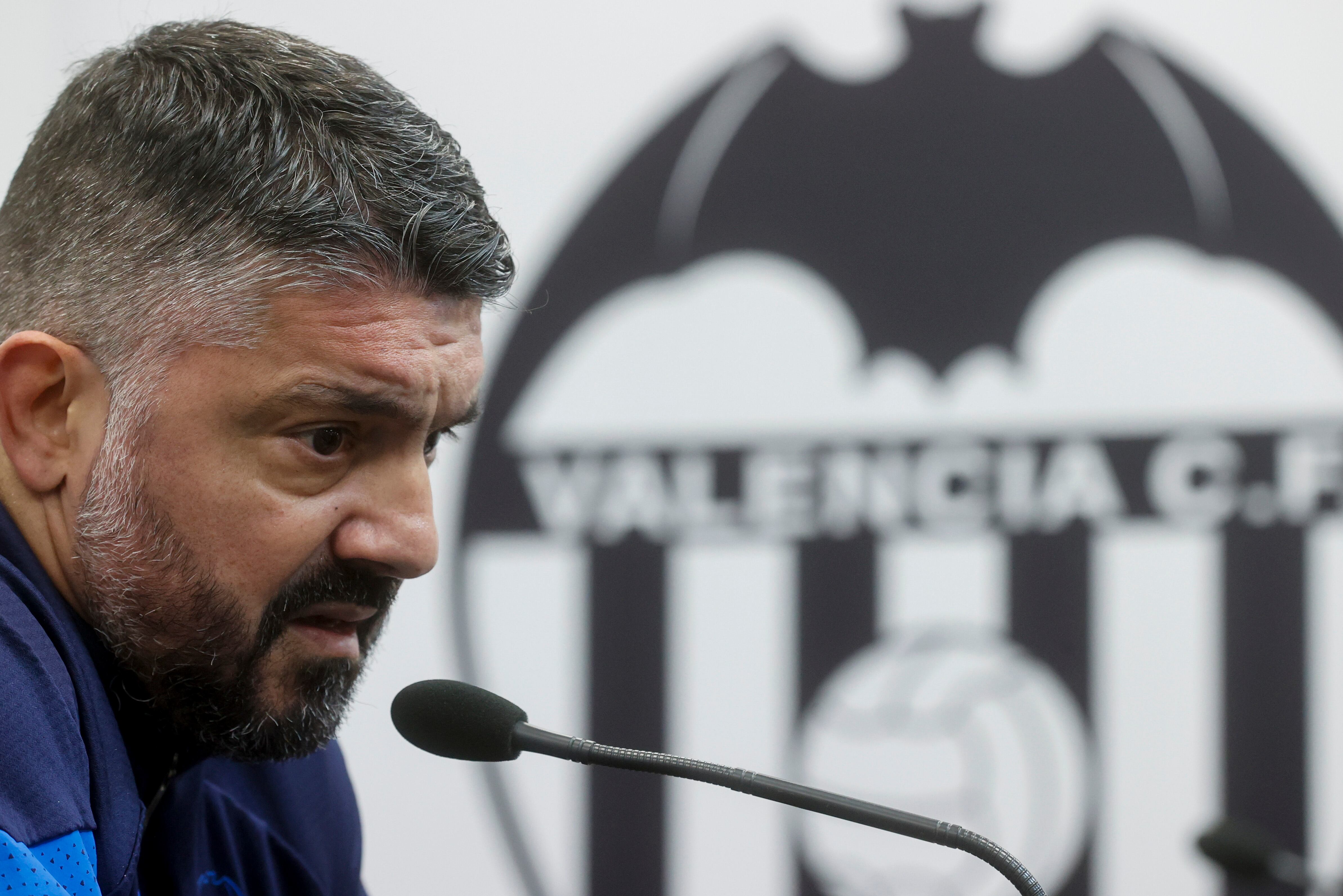 GRAFCVA787. VALENCIA, 17/01/2023.-El entrenador del Valencia CF, Gennaro Gattuso, durante la rueda de prensa que ha ofrecido en la Ciudad Deportiva de Paterna (Valencia).EFE/ Kai Forsterling
