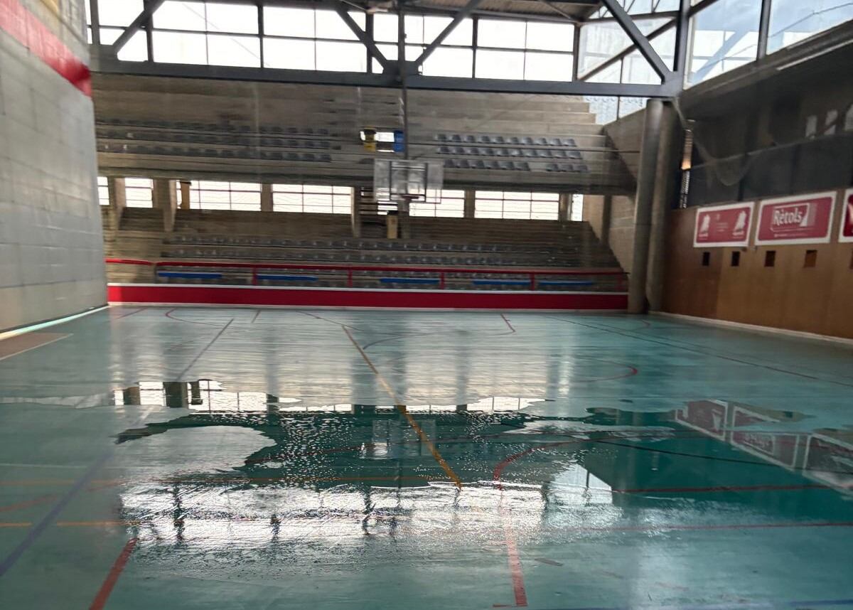 Aquest és l'aspecte que oferia la pista del polisportiu de Ciutadella aquest dimarts ja que encara no s'ha arreglat la coberta.