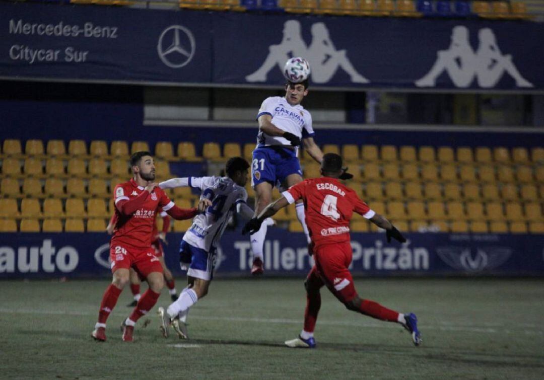 Iván Azón remata de cabeza en una imagen del último partido de Copa del Rey en Alcorcón