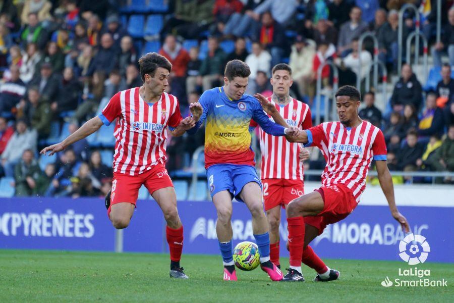 Una jugada del Andorra - Sporting.