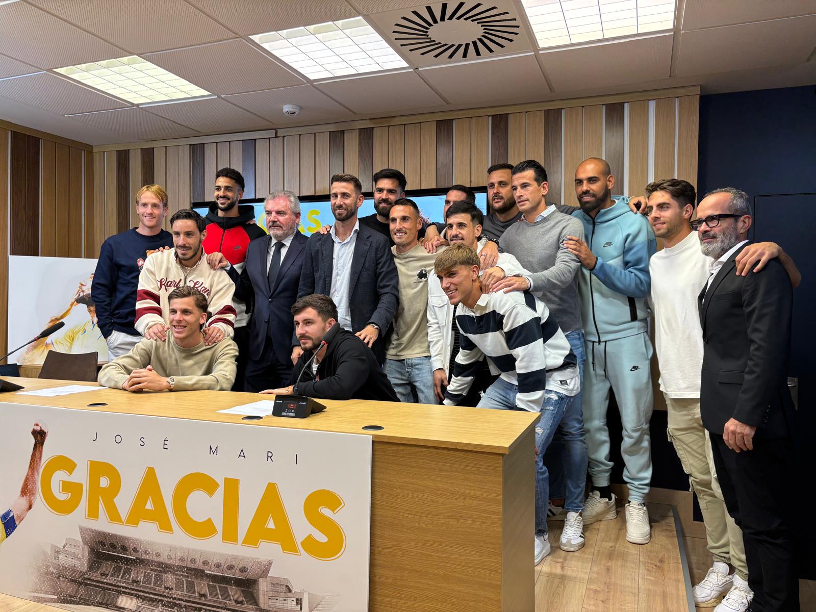 Jose Mari junto a miembros de la primera plantilla, el presidente, Manuel Vizcaíno y el ex entrenador amarillo, Álvaro Cervera.