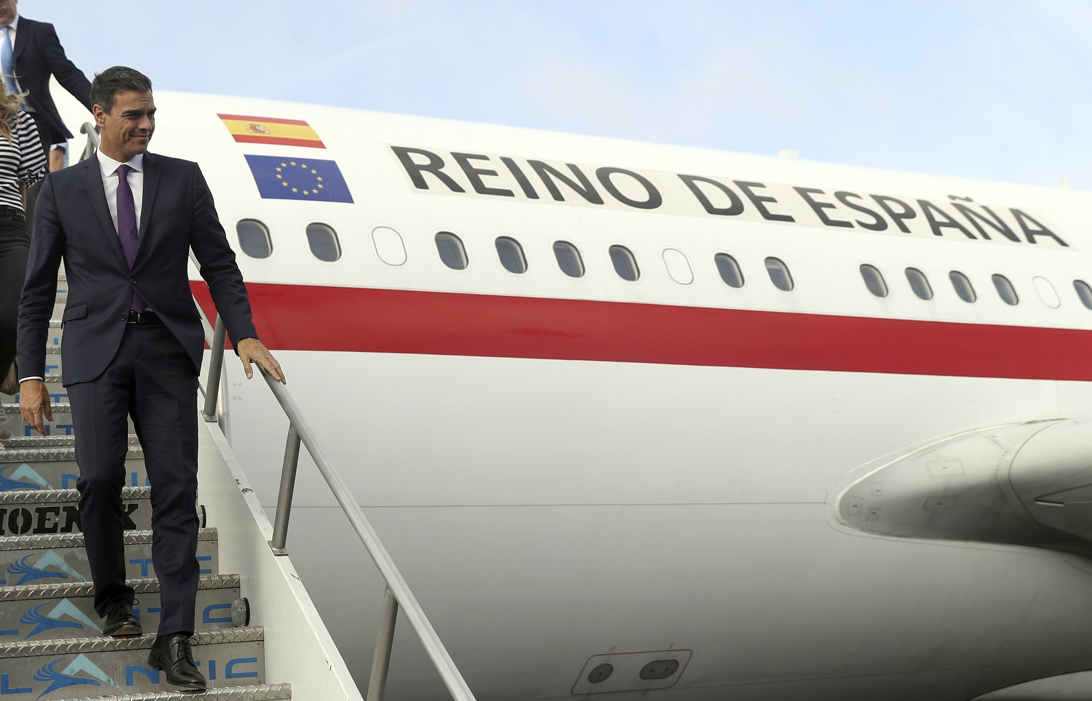 El presidente del Gobierno español, Pedro Sánchez, baja del avión oficial. (ARCHIVO).