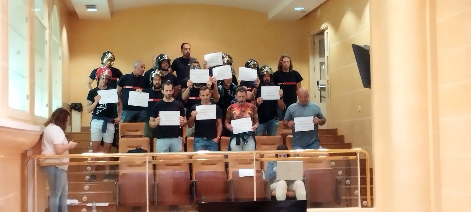 Los bomberos de Segovia muestran su malestar en el pleno del Ayuntamiento por los últimos procesos selectivos