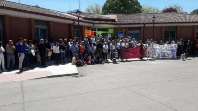 La población de Roa y su entorno tampoco faltó a la cita semanal a las 14:30 a las puertas del Centro de Salud