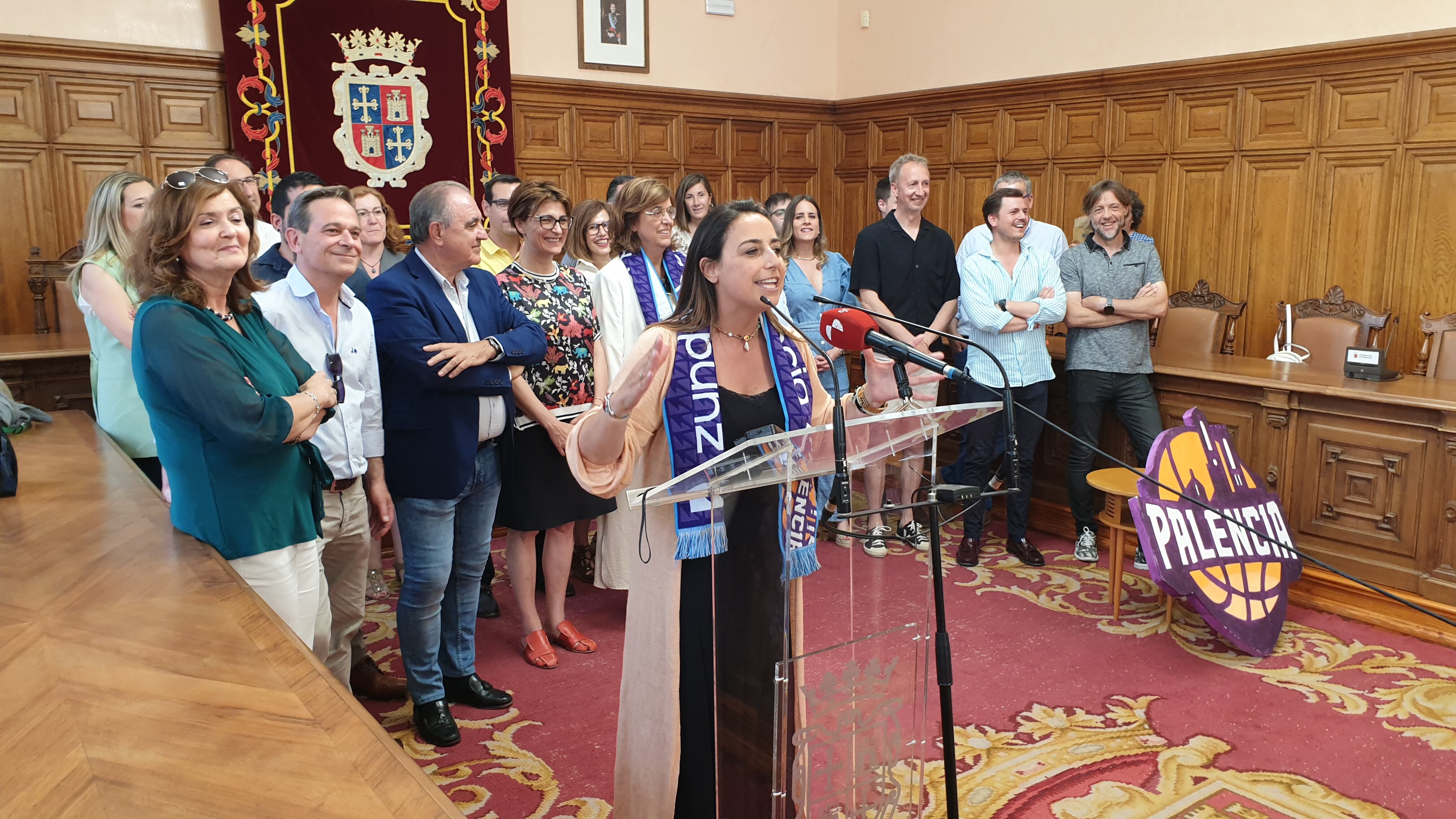 La alcaldesa de Palencia Miriam Andrés, dirigiéndose al Zunder Palencia