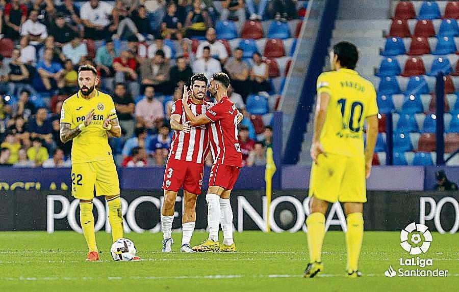 El Almería hizo casi todo para puntuar pero vuelve de vacío de Valencia.