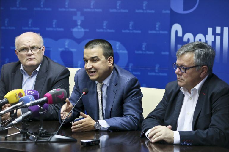 Instante de la rueda de prensa ofrecida por el consejero de Agricultura, Medio Ambiente y Desarrollo Rural, Francisco Martínez Arroyo junto a Pedro Antonio Ruiz Santos, delegado de la Junta en Albacete y Ramón García, alcalde de Hellín