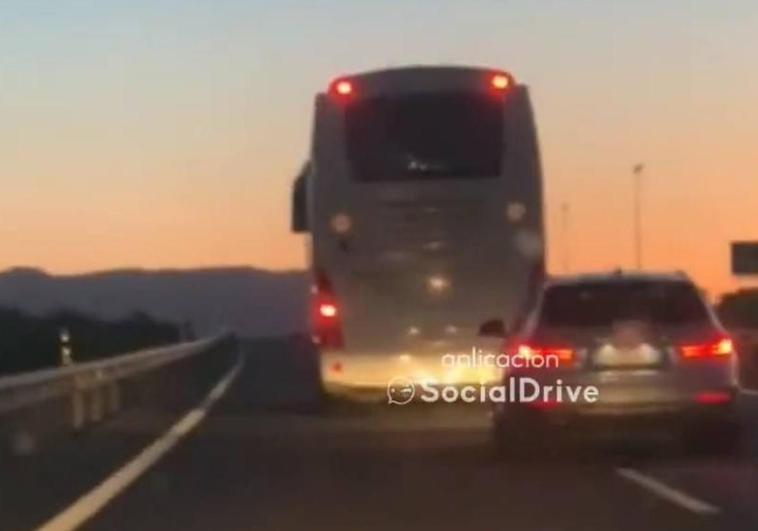 Un autobús impide que un coche le adelante en la A-7