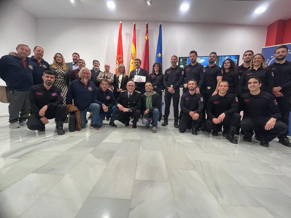 Bomberos del SEIS del Ayuntamiento de Murcia han participado en la elaboración de un calendario solidario