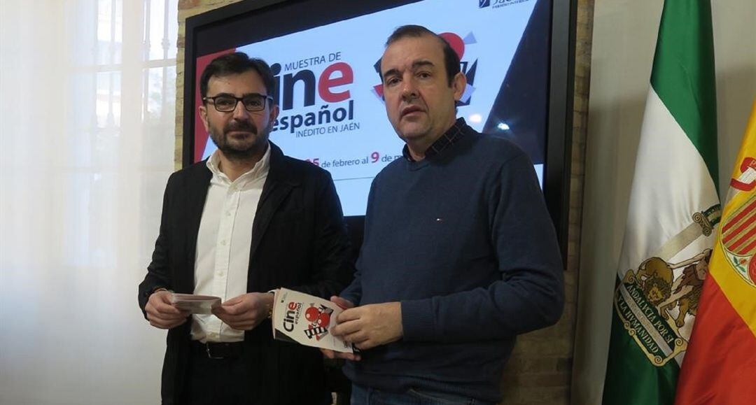 Juan Ángel Pérez y Enrique Iznaola posan junto al programa de actividades de esta edición