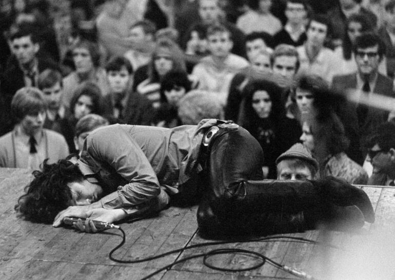 Jim Morrison tirado en el suelo del escenario durante un concierto de los Doors en Frankfurt en septiembre de 1968