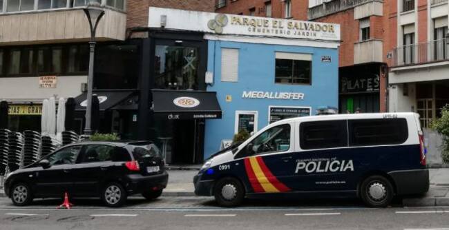 Un vehículo policial estacionado cerca de las oficinas de El Salvador en el centro de Valladolid