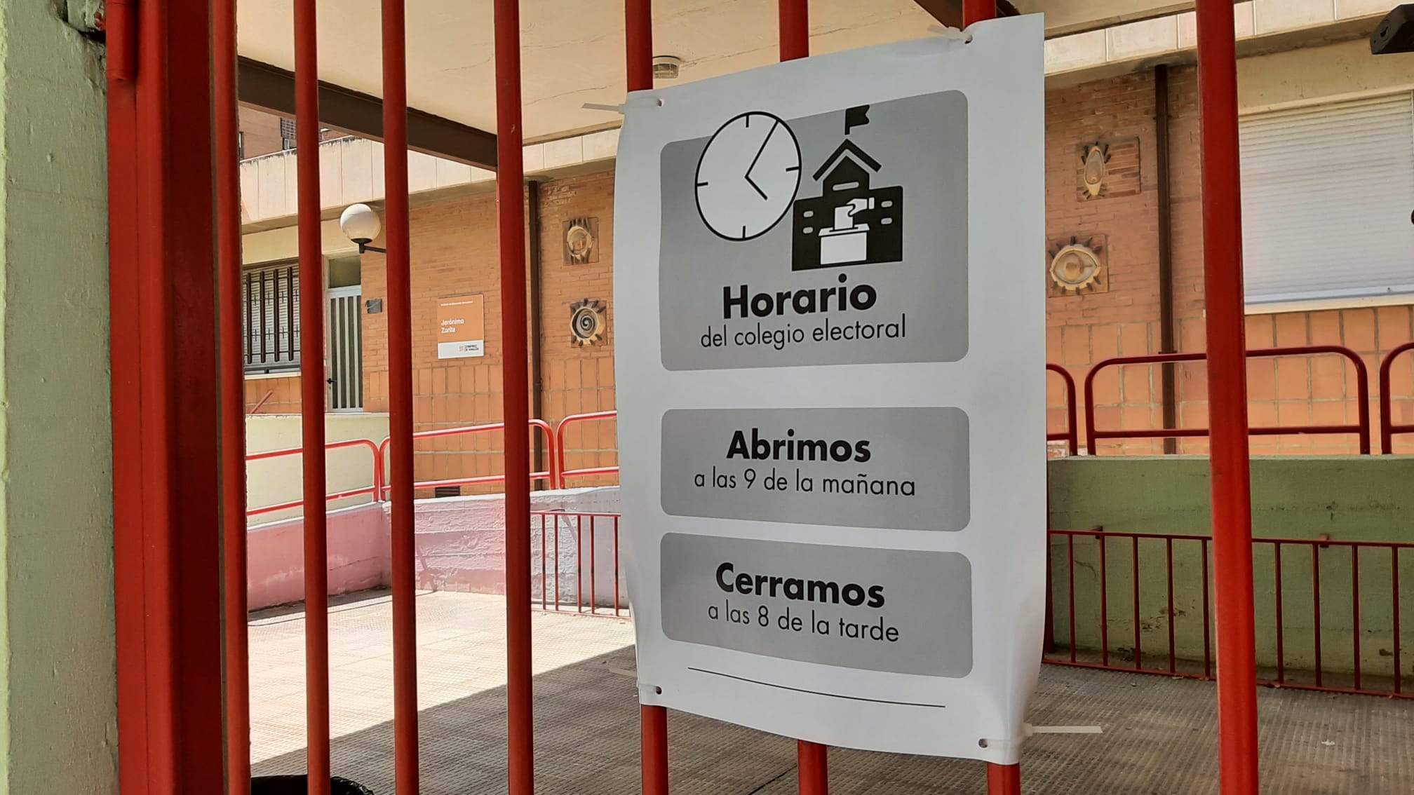 Horario de votaciones en las elecciones europeas del 9 de junio de 2024 en el acceso al IES Jerónimo Zurita de Zaragoza